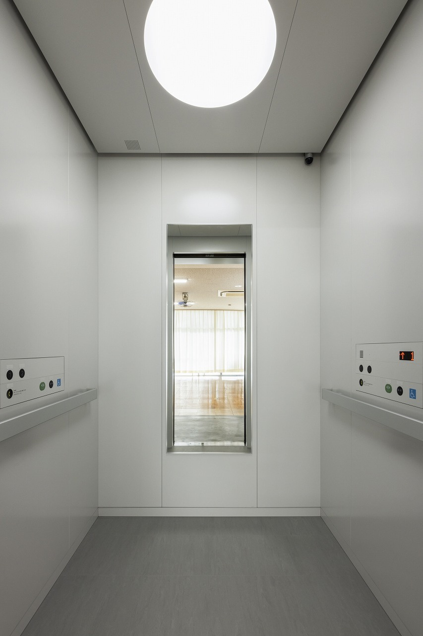 009inside_the_elevator.jpg